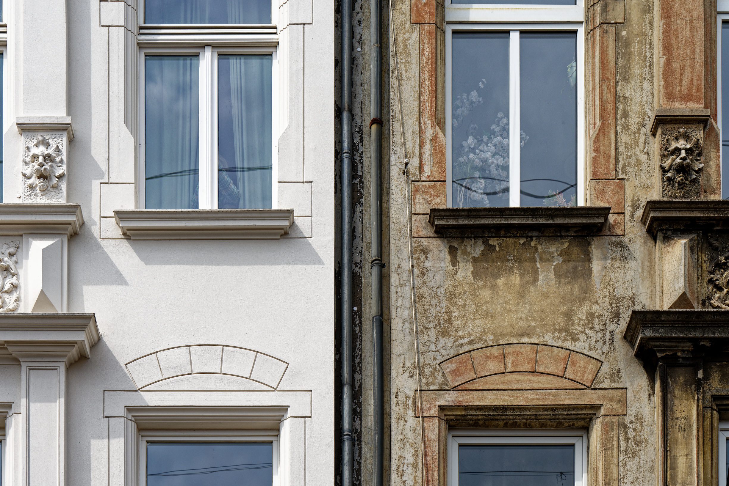 renovated and not renovated old building BAUEN IM BESTAND